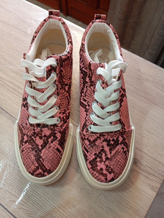 Sneakers effetto pitonato.