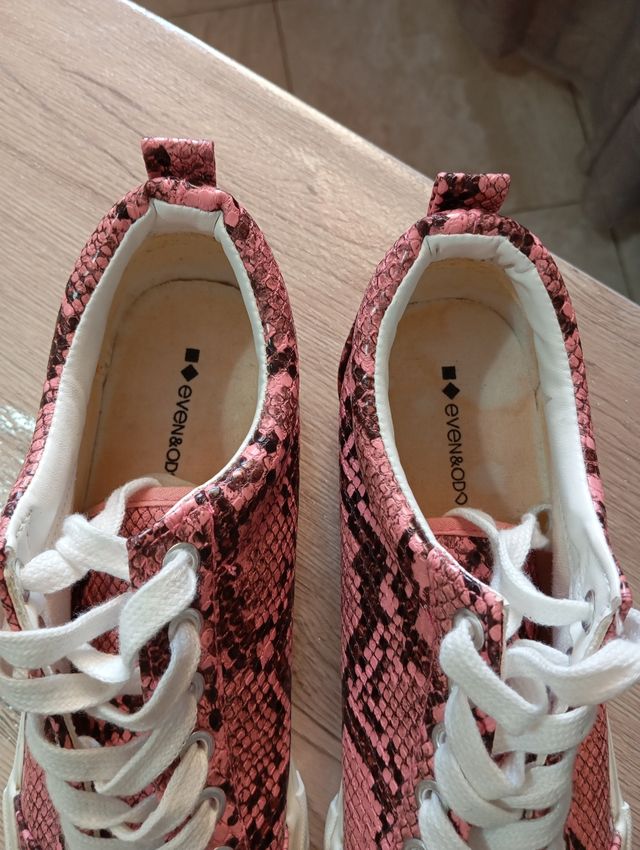 Sneakers effetto pitonato.