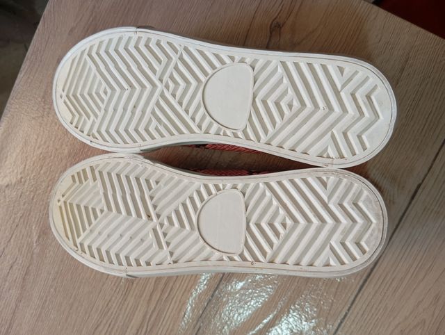 Sneakers effetto pitonato.