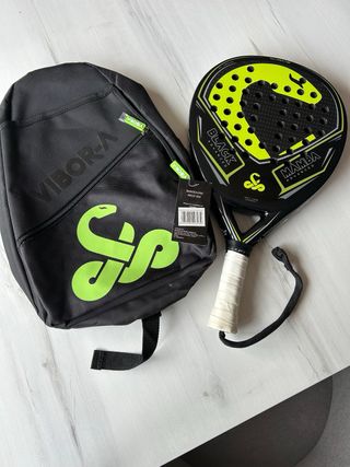Raqueta y mochila de pádel vibor-a