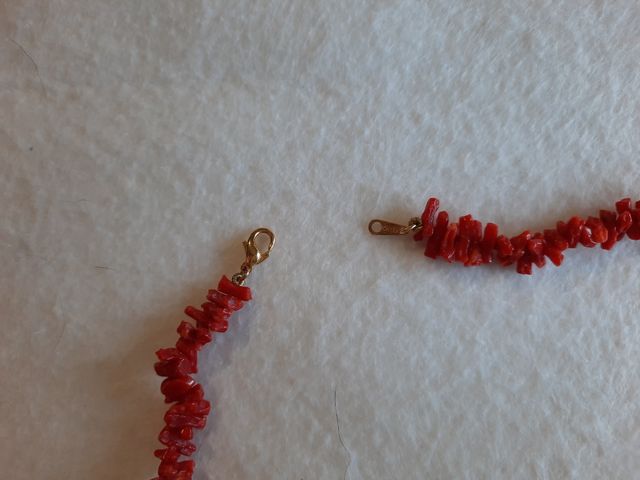 Gargantilla coral y chapado oro