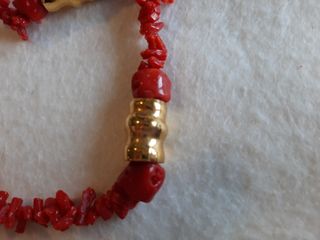 Gargantilla coral y chapado oro