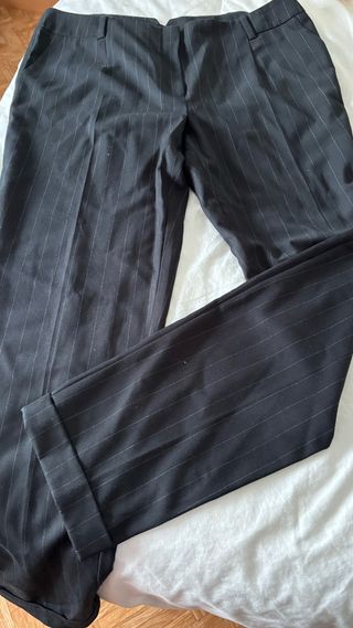 Pantalon de vestir negro con raya diplomatica
