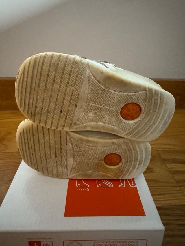 Zapatillas Biomecanics blancas talla 18