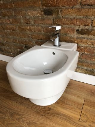 BIDÉ SUSPENDIDO CON TAPA ROCA TURA