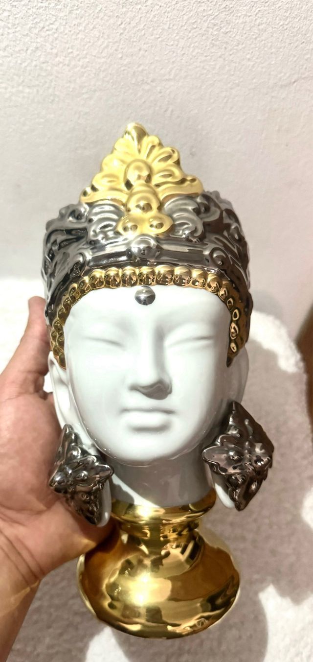 Scultura del busto o della testa di una regina, dea orientale