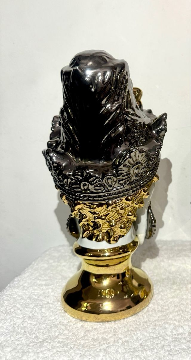 Scultura del busto o della testa di una regina, dea orientale