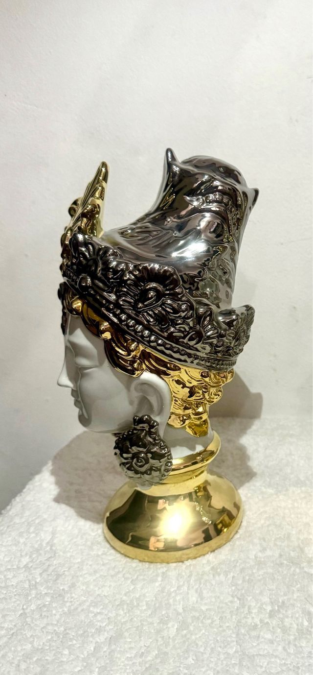 Scultura del busto o della testa di una regina, dea orientale