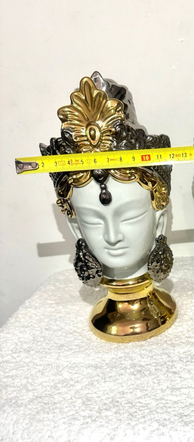 Scultura del busto o della testa di una regina, dea orientale