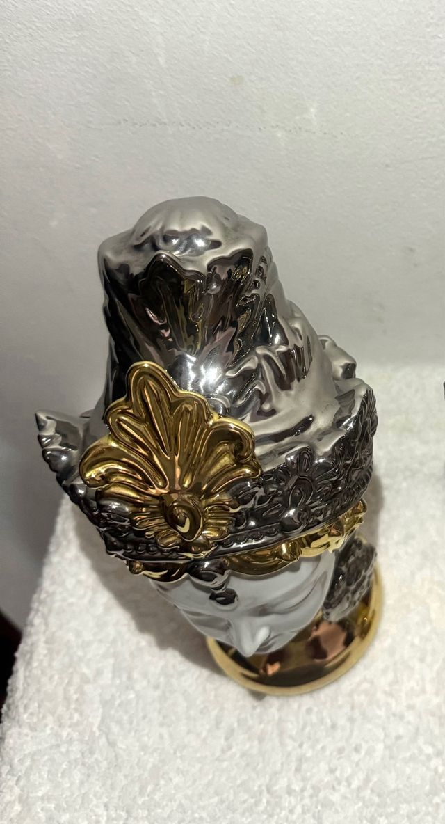 Scultura del busto o della testa di una regina, dea orientale