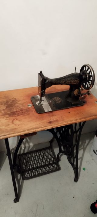 Maquina de coser antigua SINGER .Funciona a pedal