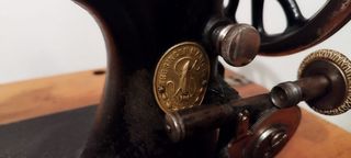 Maquina de coser antigua SINGER .Funciona a pedal