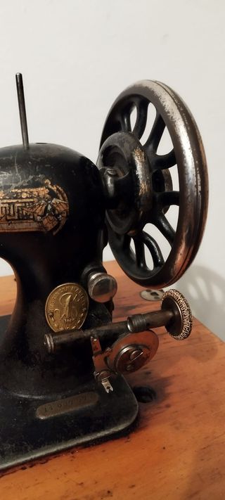 Maquina de coser antigua SINGER .Funciona a pedal