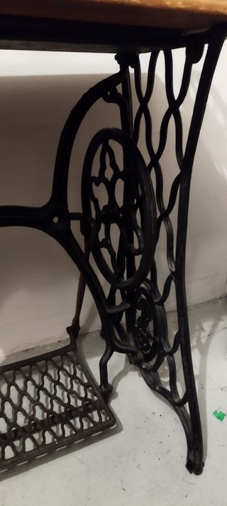 Maquina de coser antigua SINGER .Funciona a pedal