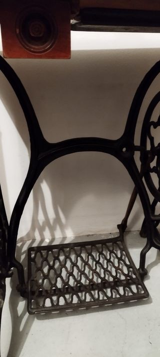 Maquina de coser antigua SINGER .Funciona a pedal