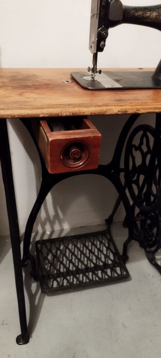 Maquina de coser antigua SINGER .Funciona a pedal