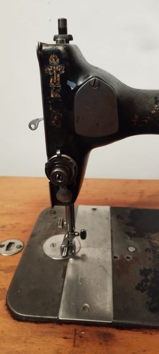Maquina de coser antigua SINGER .Funciona a pedal