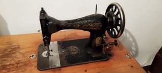 Maquina de coser antigua SINGER .Funciona a pedal