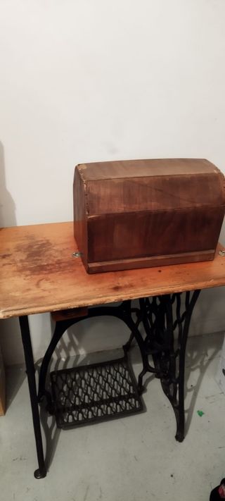 Maquina de coser antigua SINGER .Funciona a pedal