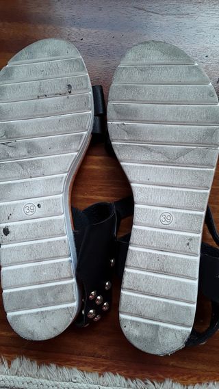 Sandalias negras  con tachuelas,  n.39
