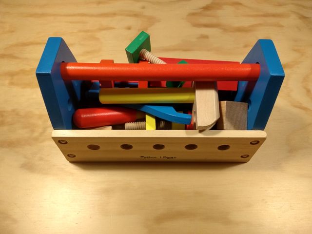 Caja de herramientas de madera. Melissa & Doug.