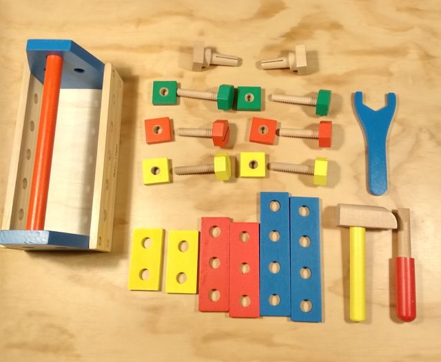 Caja de herramientas de madera. Melissa & Doug.