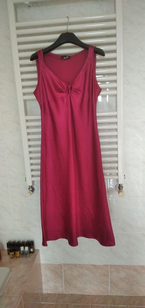 Vestito in rasatello colore amarena.