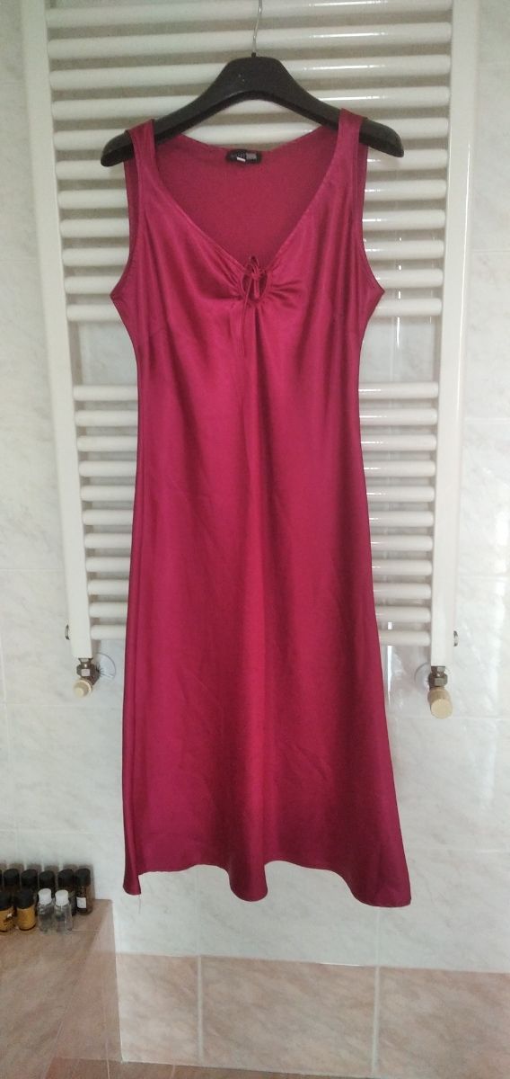 Vestito in rasatello colore amarena.