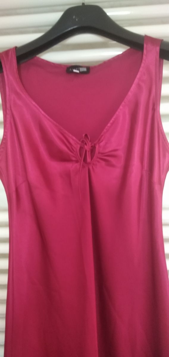 Vestito in rasatello colore amarena.