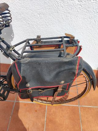 Bicicleta antigua con alforjas