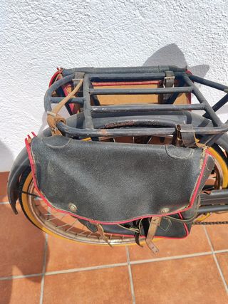 Bicicleta antigua con alforjas