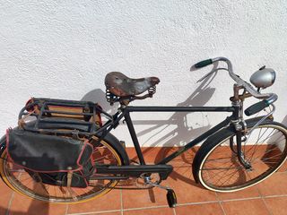 Bicicleta antigua con alforjas