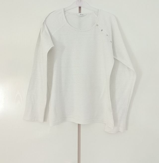 Camiseta blanca con rayas finas ETAM