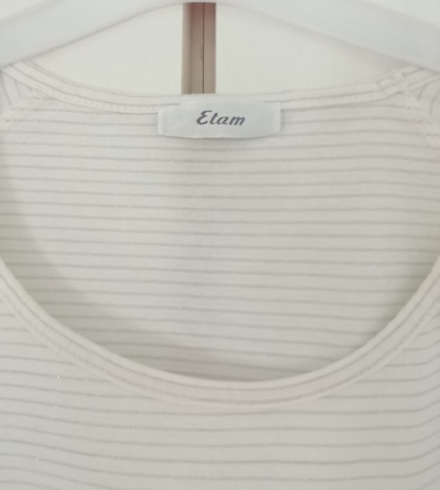 Camiseta blanca con rayas finas ETAM