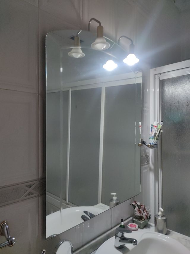 Espelho de casa de banho com luzes de parede