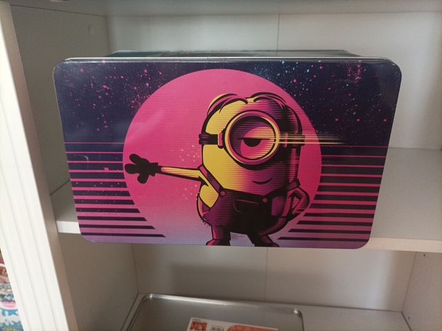 Manta polar + zapatillas+caja metal Minnions