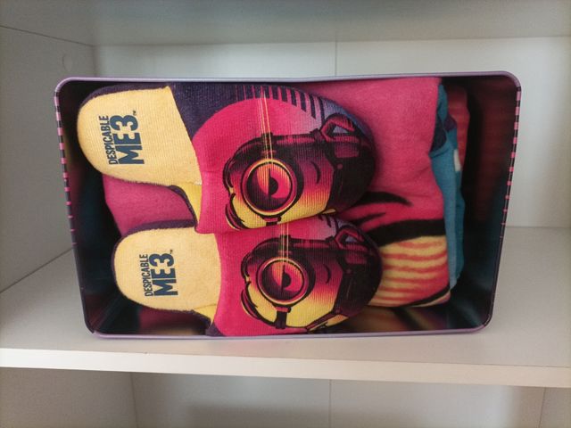 Manta polar + zapatillas+caja metal Minnions