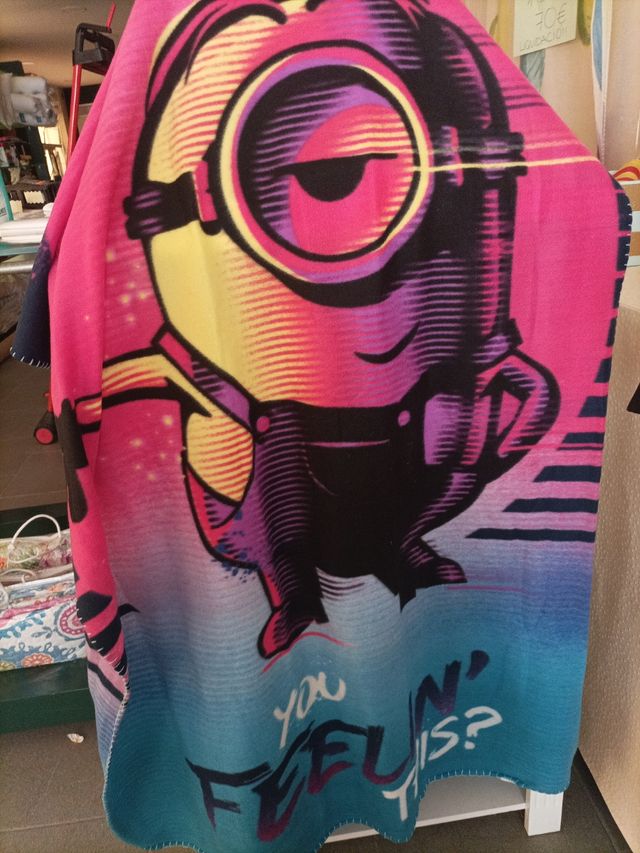 Manta polar + zapatillas+caja metal Minnions