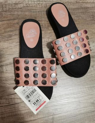 Sandalias rosas. Con etiqueta. Costó 23€