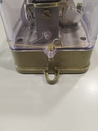 Contador de electricidad antiguo