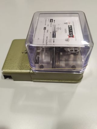 Contador de electricidad antiguo