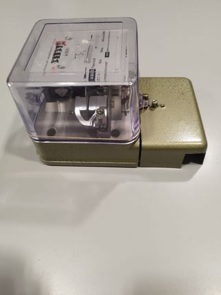 Contador de electricidad antiguo
