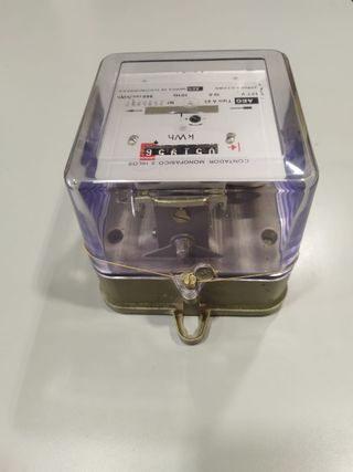 Contador de electricidad antiguo