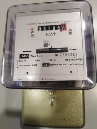 Contador de electricidad antiguo