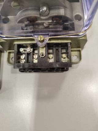 Contador de electricidad antiguo