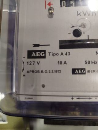 Contador de electricidad antiguo
