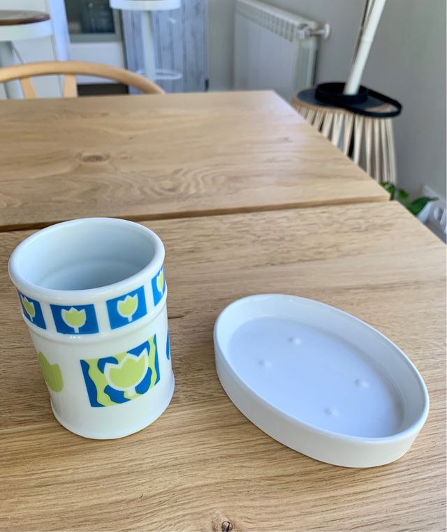 Jabonera y vaso para cepillos de dientes