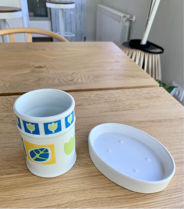 Jabonera y vaso para cepillos de dientes