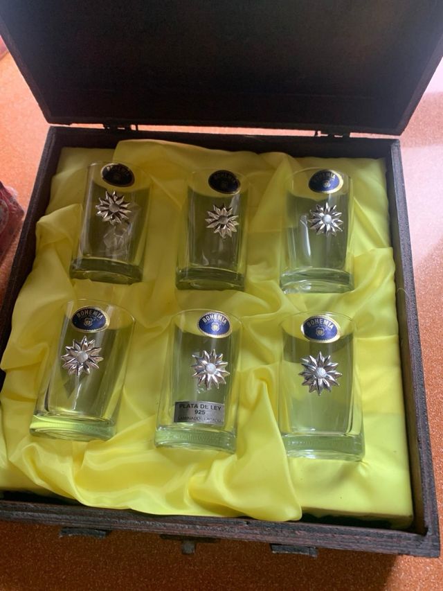 Estuche con 6 vasos de chupito, decorado en plata