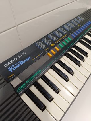 CASIO TONE BANK SA-20 CON CAJA Y ALIMENTADOR